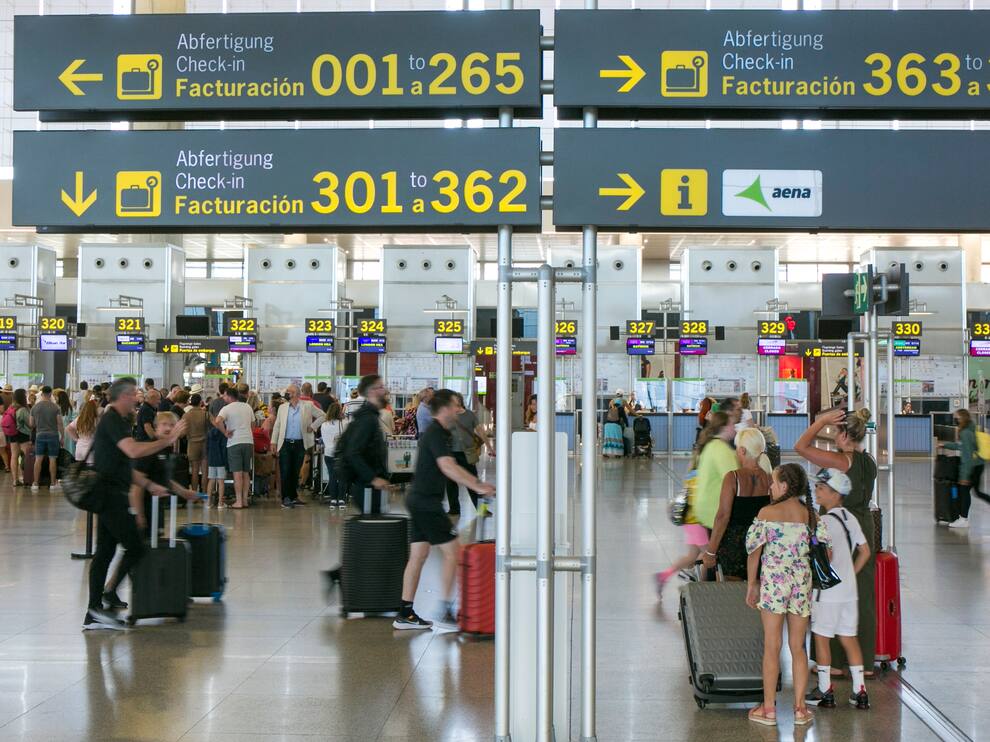 Imagen del aeropuerto de Málaga / Álvaro Cabrera (EFE)