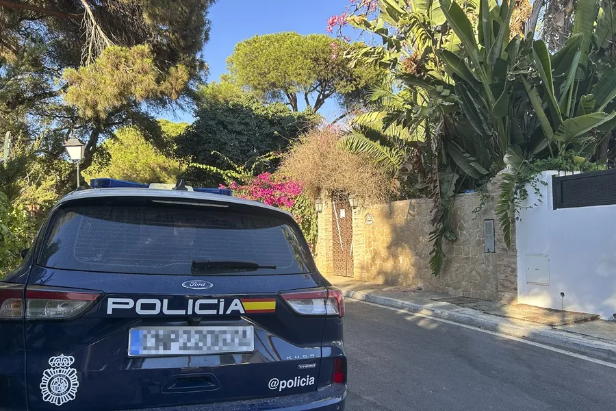 Una patrulla de Policía a las puertas del chalé donde la mujer ha sido asesinada. EFE/Esther Gómez
